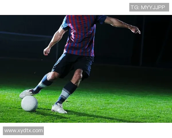 最强壮的足球明星们如何在赛场上展现力量与技巧的完美结合